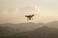 Deze drone laat je vliegen midden in je eigen beelden